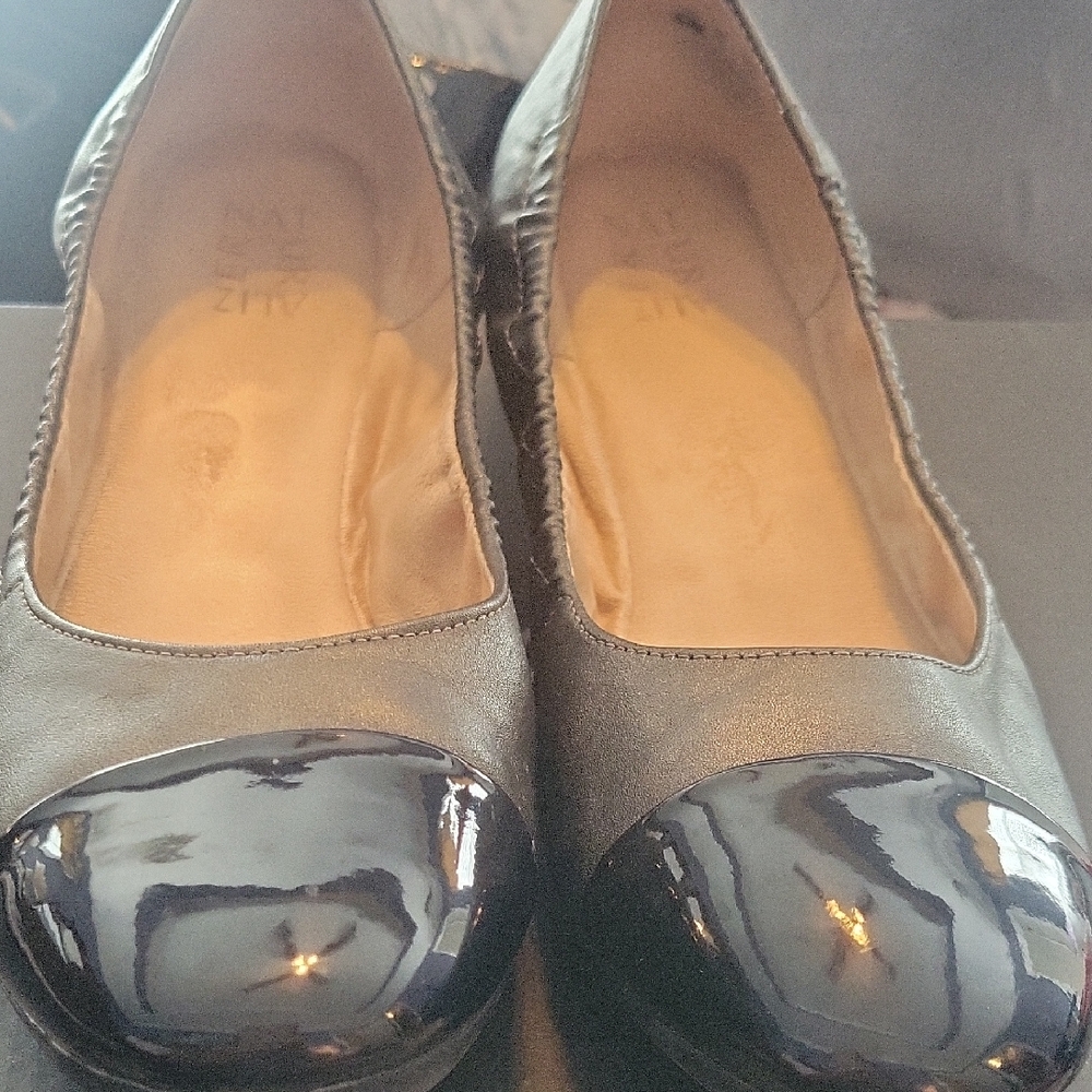 Naturalizer Metallic Gray and Black Toe Flats Versatile Everyday Comfort